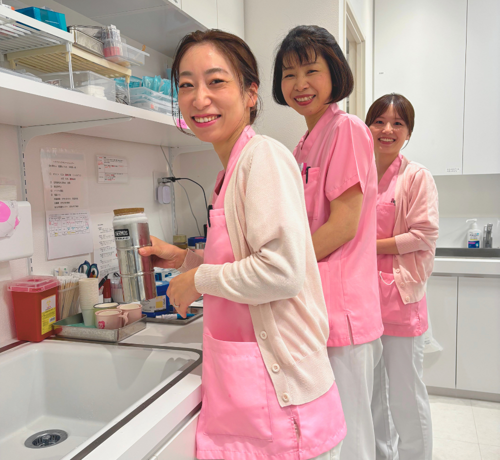 スタッフ同士が相談しながら仕事に取り組む様子